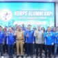 Foto: Wali Kota Administrasi Jakarta Timur Munjirin berfoto bersama jajaran pengurus dan anggota Korps Alumni KNPI Jakarta Timur usai pelantikan kepengurusan periode 2026–2029 di Ruang Srigunting.