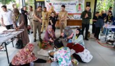 Foto: Wali Kota Administrasi Jakarta Pusat Arifin meninjau pelatihan Usaha Ekonomi Produktif (UEP) bidang tata boga yang diselenggarakan Suku Dinas Sosial Jakarta Pusat di Johar Baru, Selasa (4/8/2026).