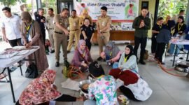 Foto: Wali Kota Administrasi Jakarta Pusat Arifin meninjau pelatihan Usaha Ekonomi Produktif (UEP) bidang tata boga yang diselenggarakan Suku Dinas Sosial Jakarta Pusat di Johar Baru, Selasa (4/8/2026). 