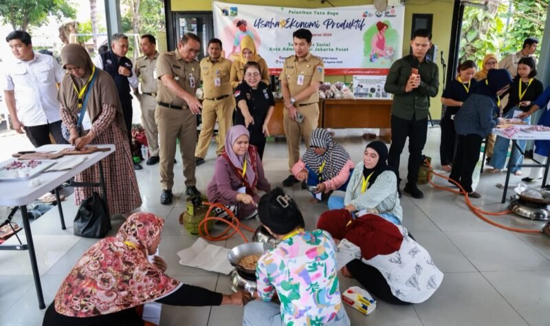 Foto: Wali Kota Administrasi Jakarta Pusat Arifin meninjau pelatihan Usaha Ekonomi Produktif (UEP) bidang tata boga yang diselenggarakan Suku Dinas Sosial Jakarta Pusat di Johar Baru, Selasa (4/8/2026). 