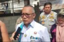Foto: Asisten Perekonomian dan Pembangunan Sekretariat Kota Administrasi Jakarta Pusat, Suprayogie, memberikan keterangan kepada awak media usai memantau penertiban 95 bangunan yang berdiri di atas saluran air di Jalan Karet Pasar Baru Timur, RW 09 dan RW 11, Kelurahan Karet Tengsin, Kecamatan Tanah Abang, Kamis (6/8/2026).