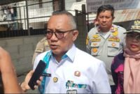 Foto: Asisten Perekonomian dan Pembangunan Sekretariat Kota Administrasi Jakarta Pusat, Suprayogie, memberikan keterangan kepada awak media usai memantau penertiban 95 bangunan yang berdiri di atas saluran air di Jalan Karet Pasar Baru Timur, RW 09 dan RW 11, Kelurahan Karet Tengsin, Kecamatan Tanah Abang, Kamis (6/8/2026).