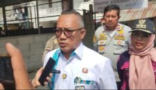 Foto: Asisten Perekonomian dan Pembangunan Sekretariat Kota Administrasi Jakarta Pusat, Suprayogie, memberikan keterangan kepada awak media usai memantau penertiban 95 bangunan yang berdiri di atas saluran air di Jalan Karet Pasar Baru Timur, RW 09 dan RW 11, Kelurahan Karet Tengsin, Kecamatan Tanah Abang, Kamis (6/8/2026).