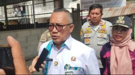 Foto: Asisten Perekonomian dan Pembangunan Sekretariat Kota Administrasi Jakarta Pusat, Suprayogie, memberikan keterangan kepada awak media usai memantau penertiban 95 bangunan yang berdiri di atas saluran air di Jalan Karet Pasar Baru Timur, RW 09 dan RW 11, Kelurahan Karet Tengsin, Kecamatan Tanah Abang, Kamis (6/8/2026).