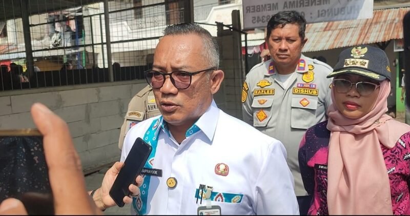 Foto: Asisten Perekonomian dan Pembangunan Sekretariat Kota Administrasi Jakarta Pusat, Suprayogie, memberikan keterangan kepada awak media usai memantau penertiban 95 bangunan yang berdiri di atas saluran air di Jalan Karet Pasar Baru Timur, RW 09 dan RW 11, Kelurahan Karet Tengsin, Kecamatan Tanah Abang, Kamis (6/8/2026).