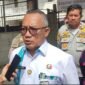 Foto: Asisten Perekonomian dan Pembangunan Sekretariat Kota Administrasi Jakarta Pusat, Suprayogie, memberikan keterangan kepada awak media usai memantau penertiban 95 bangunan yang berdiri di atas saluran air di Jalan Karet Pasar Baru Timur, RW 09 dan RW 11, Kelurahan Karet Tengsin, Kecamatan Tanah Abang, Kamis (6/8/2026).