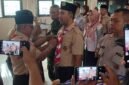 Foto: Ketua Kwartir Cabang (Kwarcab) Gerakan Pramuka Jakarta Pusat, Suprayogi (kiri), menyematkan tanda jabatan kepada Camat Johar Baru Ishran Prasetiawan saat pelantikan Ketua Kwartir Ranting (Kwaran) Gerakan Pramuka Kecamatan Johar Baru periode 2026–2029 di Ruang Serbaguna Kantor Kecamatan Johar Baru, Kamis (6/8/2026).