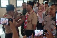 Foto: Ketua Kwartir Cabang (Kwarcab) Gerakan Pramuka Jakarta Pusat, Suprayogi (kiri), menyematkan tanda jabatan kepada Camat Johar Baru Ishran Prasetiawan saat pelantikan Ketua Kwartir Ranting (Kwaran) Gerakan Pramuka Kecamatan Johar Baru periode 2026–2029 di Ruang Serbaguna Kantor Kecamatan Johar Baru, Kamis (6/8/2026).