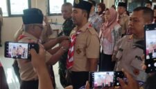 Foto: Ketua Kwartir Cabang (Kwarcab) Gerakan Pramuka Jakarta Pusat, Suprayogi (kiri), menyematkan tanda jabatan kepada Camat Johar Baru Ishran Prasetiawan saat pelantikan Ketua Kwartir Ranting (Kwaran) Gerakan Pramuka Kecamatan Johar Baru periode 2026–2029 di Ruang Serbaguna Kantor Kecamatan Johar Baru, Kamis (6/8/2026).