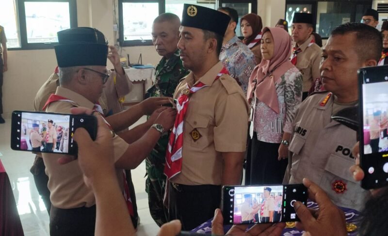 Foto: Ketua Kwartir Cabang (Kwarcab) Gerakan Pramuka Jakarta Pusat, Suprayogi (kiri), menyematkan tanda jabatan kepada Camat Johar Baru Ishran Prasetiawan saat pelantikan Ketua Kwartir Ranting (Kwaran) Gerakan Pramuka Kecamatan Johar Baru periode 2026–2029 di Ruang Serbaguna Kantor Kecamatan Johar Baru, Kamis (6/8/2026).