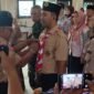 Foto: Ketua Kwartir Cabang (Kwarcab) Gerakan Pramuka Jakarta Pusat, Suprayogi (kiri), menyematkan tanda jabatan kepada Camat Johar Baru Ishran Prasetiawan saat pelantikan Ketua Kwartir Ranting (Kwaran) Gerakan Pramuka Kecamatan Johar Baru periode 2026–2029 di Ruang Serbaguna Kantor Kecamatan Johar Baru, Kamis (6/8/2026).