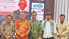 Foto: Sejumlah tokoh berfoto bersama usai menghadiri peluncuran buku Soemitro Djojohadikusumo Anti Penjajahan dan Simposium Nasional bertema Undang-Undang Perekonomian Nasional untuk Kesejahteraan Sosial dalam Menata Bangsa Menuju Indonesia Emas 2045 di Auditorium Yusuf Ronodipuro, Gedung RRI Pusat, Jakarta.