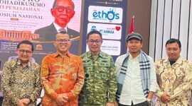 Foto: Sejumlah tokoh berfoto bersama usai menghadiri peluncuran buku Soemitro Djojohadikusumo Anti Penjajahan dan Simposium Nasional bertema Undang-Undang Perekonomian Nasional untuk Kesejahteraan Sosial dalam Menata Bangsa Menuju Indonesia Emas 2045 di Auditorium Yusuf Ronodipuro, Gedung RRI Pusat, Jakarta.