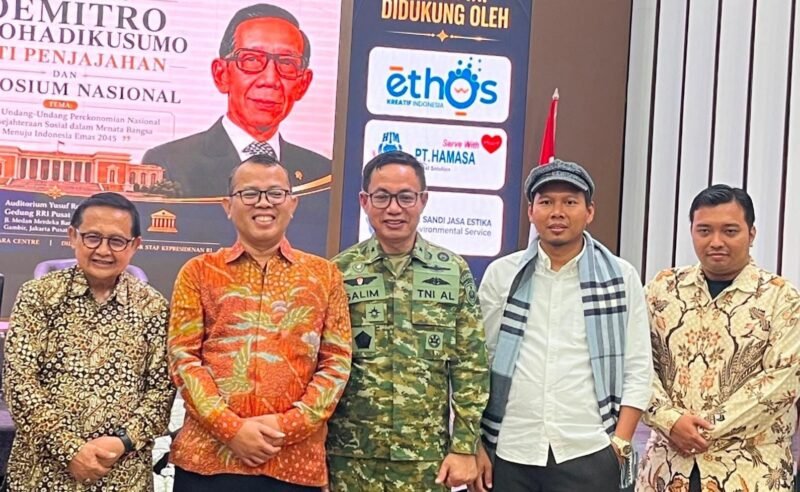 Foto: Sejumlah tokoh berfoto bersama usai menghadiri peluncuran buku Soemitro Djojohadikusumo Anti Penjajahan dan Simposium Nasional bertema Undang-Undang Perekonomian Nasional untuk Kesejahteraan Sosial dalam Menata Bangsa Menuju Indonesia Emas 2045 di Auditorium Yusuf Ronodipuro, Gedung RRI Pusat, Jakarta.