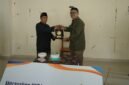 Foto: Ketua Umum Pengurus Pusat Ikatan Wartawan Online (PP IWO) Teuku Yudhistira Adi Nugraha menyerahkan plakat penghargaan kepada Ketua Pimpinan Cabang Muhammadiyah (PCM) Bukit Duri, Husnul Yaqin, dalam rangkaian peringatan Hari Ulang Tahun (HUT) ke-14 IWO di SD Muhammadiyah 16 Bukit Duri, Tebet, Jakarta Selatan, Jumat (7/8/2026).