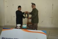 Foto: Ketua Umum Pengurus Pusat Ikatan Wartawan Online (PP IWO) Teuku Yudhistira Adi Nugraha menyerahkan plakat penghargaan kepada Ketua Pimpinan Cabang Muhammadiyah (PCM) Bukit Duri, Husnul Yaqin, dalam rangkaian peringatan Hari Ulang Tahun (HUT) ke-14 IWO di SD Muhammadiyah 16 Bukit Duri, Tebet, Jakarta Selatan, Jumat (7/8/2026).