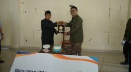 Foto: Ketua Umum Pengurus Pusat Ikatan Wartawan Online (PP IWO) Teuku Yudhistira Adi Nugraha menyerahkan plakat penghargaan kepada Ketua Pimpinan Cabang Muhammadiyah (PCM) Bukit Duri, Husnul Yaqin, dalam rangkaian peringatan Hari Ulang Tahun (HUT) ke-14 IWO di SD Muhammadiyah 16 Bukit Duri, Tebet, Jakarta Selatan, Jumat (7/8/2026).