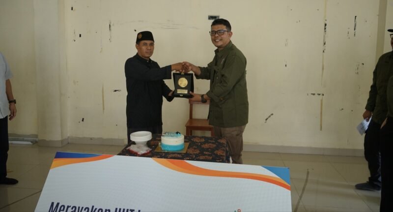 Foto: Ketua Umum Pengurus Pusat Ikatan Wartawan Online (PP IWO) Teuku Yudhistira Adi Nugraha menyerahkan plakat penghargaan kepada Ketua Pimpinan Cabang Muhammadiyah (PCM) Bukit Duri, Husnul Yaqin, dalam rangkaian peringatan Hari Ulang Tahun (HUT) ke-14 IWO di SD Muhammadiyah 16 Bukit Duri, Tebet, Jakarta Selatan, Jumat (7/8/2026).