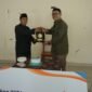 Foto: Ketua Umum Pengurus Pusat Ikatan Wartawan Online (PP IWO) Teuku Yudhistira Adi Nugraha menyerahkan plakat penghargaan kepada Ketua Pimpinan Cabang Muhammadiyah (PCM) Bukit Duri, Husnul Yaqin, dalam rangkaian peringatan Hari Ulang Tahun (HUT) ke-14 IWO di SD Muhammadiyah 16 Bukit Duri, Tebet, Jakarta Selatan, Jumat (7/8/2026).