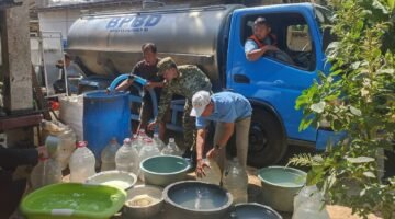 Foto: Petugas TNI bersama BPBD menyalurkan air bersih kepada warga terdampak kekeringan di wilayah Kecamatan Panggul, Kabupaten Trenggalek, Sabtu (8/8/2026).