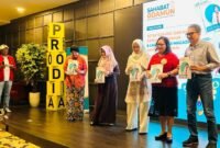 Foto: Dari kiri ke kanan: Prof. DR. Dr. Iris Rengganis, Sp.PD, K-AI, DR dr. Alvina Widyaningsih, Sp.PD, K-AI, Herliana Dewi, Francisca Xaveriana Taolin, dan Eri Priyatono.  Foto: Joko Dolok
