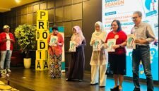 Foto: Dari kiri ke kanan: Prof. DR. Dr. Iris Rengganis, Sp.PD, K-AI, DR dr. Alvina Widyaningsih, Sp.PD, K-AI, Herliana Dewi, Francisca Xaveriana Taolin, dan Eri Priyatono.  Foto: Joko Dolok