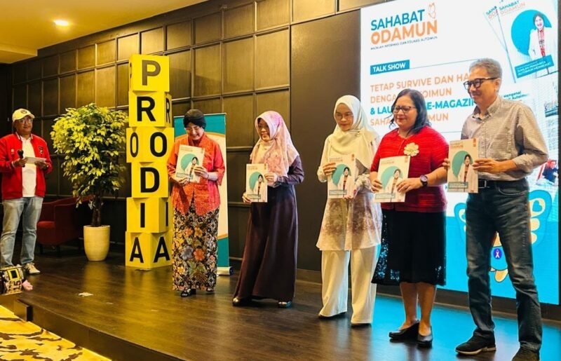 Foto: Dari kiri ke kanan: Prof. DR. Dr. Iris Rengganis, Sp.PD, K-AI, DR dr. Alvina Widyaningsih, Sp.PD, K-AI, Herliana Dewi, Francisca Xaveriana Taolin, dan Eri Priyatono.  Foto: Joko Dolok