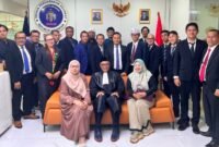 Foto: Jajaran pimpinan dan anggota Dewan Pergerakan Advokat Republik Indonesia (DePA-RI) berfoto bersama usai peringatan Hari Ulang Tahun (HUT) ke-2 DePA-RI di Satrio Tower, kawasan Kuningan, Jakarta, Jumat (8/8/2026).