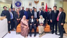 Foto: Jajaran pimpinan dan anggota Dewan Pergerakan Advokat Republik Indonesia (DePA-RI) berfoto bersama usai peringatan Hari Ulang Tahun (HUT) ke-2 DePA-RI di Satrio Tower, kawasan Kuningan, Jakarta, Jumat (8/8/2026).