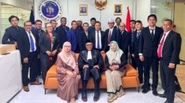 Foto: Jajaran pimpinan dan anggota Dewan Pergerakan Advokat Republik Indonesia (DePA-RI) berfoto bersama usai peringatan Hari Ulang Tahun (HUT) ke-2 DePA-RI di Satrio Tower, kawasan Kuningan, Jakarta, Jumat (8/8/2026).