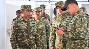 Foto: Pangdam V/Brawijaya Mayjen TNI Rudy Saladin bersama Danrem 081/DSJ Kolonel Arm Untoro Hariyanto meninjau fasilitas Koperasi Desa/Kelurahan Merah Putih (KDKMP) di Desa Bulakrejo, Kecamatan Balerejo, Kabupaten Madiun, Senin (10/8/2026).