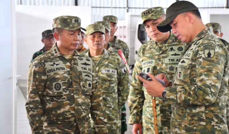 Foto: Pangdam V/Brawijaya Mayjen TNI Rudy Saladin bersama Danrem 081/DSJ Kolonel Arm Untoro Hariyanto meninjau fasilitas Koperasi Desa/Kelurahan Merah Putih (KDKMP) di Desa Bulakrejo, Kecamatan Balerejo, Kabupaten Madiun, Senin (10/8/2026).