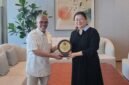 Foto:Seketaris Dewan Kehormatan PWI Nurcholis MA Basyari (kiri) menyerahkan plakat cinderamata kepada Sekretaris Komite Partai sekaligus Direktur Utama _Xinmin Evening News_ Liu Kelli. Foto: Ist