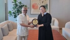 Foto:Seketaris Dewan Kehormatan PWI Nurcholis MA Basyari (kiri) menyerahkan plakat cinderamata kepada Sekretaris Komite Partai sekaligus Direktur Utama _Xinmin Evening News_ Liu Kelli. Foto: Ist