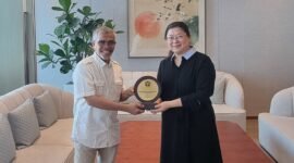 Foto:Seketaris Dewan Kehormatan PWI Nurcholis MA Basyari (kiri) menyerahkan plakat cinderamata kepada Sekretaris Komite Partai sekaligus Direktur Utama _Xinmin Evening News_ Liu Kelli. Foto: Ist