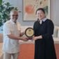 Foto:Seketaris Dewan Kehormatan PWI Nurcholis MA Basyari (kiri) menyerahkan plakat cinderamata kepada Sekretaris Komite Partai sekaligus Direktur Utama _Xinmin Evening News_ Liu Kelli. Foto: Ist