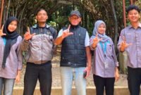 Foto: Petugas Perhutani KPH Bandung Utara bersama mahasiswa Kuliah Kerja Lapangan (KKL) Universitas Jambi (Unja) dan Lembaga Masyarakat Desa Hutan (LMDH) Lembah Harapan Jaya berfoto bersama usai kegiatan edukasi dan komunikasi sosial terkait perlindungan kawasan hutan di wilayah BKPH Lembang, Bandung Utara, Jawa Barat.