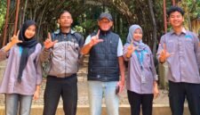 Foto: Petugas Perhutani KPH Bandung Utara bersama mahasiswa Kuliah Kerja Lapangan (KKL) Universitas Jambi (Unja) dan Lembaga Masyarakat Desa Hutan (LMDH) Lembah Harapan Jaya berfoto bersama usai kegiatan edukasi dan komunikasi sosial terkait perlindungan kawasan hutan di wilayah BKPH Lembang, Bandung Utara, Jawa Barat.