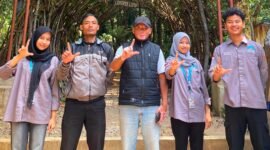 Foto: Petugas Perhutani KPH Bandung Utara bersama mahasiswa Kuliah Kerja Lapangan (KKL) Universitas Jambi (Unja) dan Lembaga Masyarakat Desa Hutan (LMDH) Lembah Harapan Jaya berfoto bersama usai kegiatan edukasi dan komunikasi sosial terkait perlindungan kawasan hutan di wilayah BKPH Lembang, Bandung Utara, Jawa Barat.