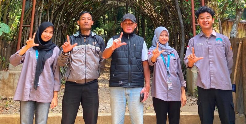 Foto: Petugas Perhutani KPH Bandung Utara bersama mahasiswa Kuliah Kerja Lapangan (KKL) Universitas Jambi (Unja) dan Lembaga Masyarakat Desa Hutan (LMDH) Lembah Harapan Jaya berfoto bersama usai kegiatan edukasi dan komunikasi sosial terkait perlindungan kawasan hutan di wilayah BKPH Lembang, Bandung Utara, Jawa Barat.