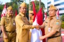 Foto: Jelang HUT ke-81 RI, Munjirin Serahkan Bendera Merah Putih kepada 10 Camat