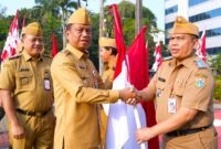 Foto: Jelang HUT ke-81 RI, Munjirin Serahkan Bendera Merah Putih kepada 10 Camat