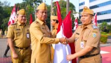 Foto: Jelang HUT ke-81 RI, Munjirin Serahkan Bendera Merah Putih kepada 10 Camat