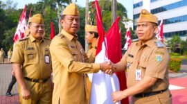 Foto: Jelang HUT ke-81 RI, Munjirin Serahkan Bendera Merah Putih kepada 10 Camat