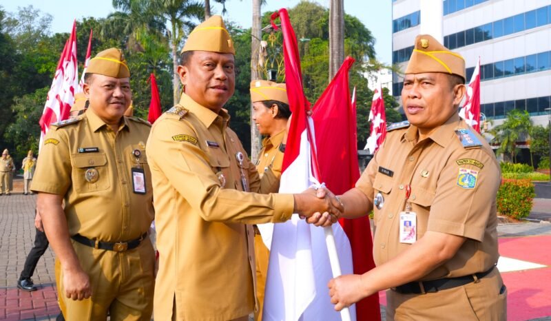 Foto: Jelang HUT ke-81 RI, Munjirin Serahkan Bendera Merah Putih kepada 10 Camat