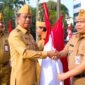 Foto: Jelang HUT ke-81 RI, Munjirin Serahkan Bendera Merah Putih kepada 10 Camat