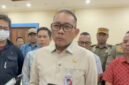 Foto: Arifin, Wali kota Administrasi Jakarta Pusat memberikan keterangan kepada awak media terkait penindakan peredaran obat-obatan yang diduga Tramadol dan sejenisnya di kawasan Tanah Abang, Jakarta Pusat.