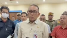 Foto: Arifin, Wali kota Administrasi Jakarta Pusat memberikan keterangan kepada awak media terkait penindakan peredaran obat-obatan yang diduga Tramadol dan sejenisnya di kawasan Tanah Abang, Jakarta Pusat.