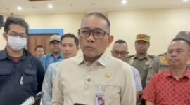 Foto: Arifin, Wali kota Administrasi Jakarta Pusat memberikan keterangan kepada awak media terkait penindakan peredaran obat-obatan yang diduga Tramadol dan sejenisnya di kawasan Tanah Abang, Jakarta Pusat.
