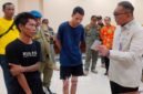 Foto: Wali Kota Administrasi Jakarta Pusat Arifin memeriksa barang bukti obat-obatan yang diduga Tramadol dan sejenisnya saat penindakan terhadap dua orang yang diduga terlibat dalam penjualan obat tanpa izin di kawasan Tanah Abang, Jakarta Pusat.